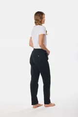 Pantalón deportivo negro de felpa con cintura ajustable con cordón.
