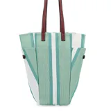 Bolsa tipo tote de tela plástica con diseño de rayas verticales en tonos verde menta y blanco. Cuenta con doble correa de hombro en color bordó, bolsillo frontal abierto y bolsillos laterales ajustables con broches a presión.