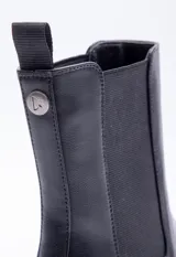 Bota marrón de símil cuero, con punta redondeada, pieza elastizada negra en los laterales y plataforma de 6cm.