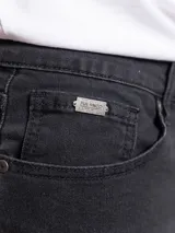 Pantalón de jean negro de corte recto.