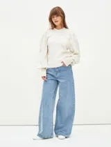 Sweater color verde oliva con cuello redondo y mangas abullonadas.