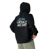 Canguro negro de corte oversize, confeccionado en felpa de algodón cepillado. Presenta capucha con cordones ajustables, bolsillo tipo canguro frontal y estampado gráfico en el pecho con el texto 'Critical Slide Society' y detalles florales.