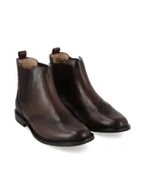 Bota tipo Chelsea de cuero color marrón chocolate, con diseño brogue en la puntera y paneles elásticos laterales.