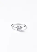 Anillo solitario de plata 925 con piedra zirconia central de corte redondo y engaste de cuatro garras.