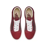 Championes Vans modelo Old Skool, de diseño clásico con cuerpo en color bordó, confeccionados en una combinación de gamuza y lona. Presentan la icónica banda lateral en color negro, cordones blancos y suela de goma vulcanizada blanca.
