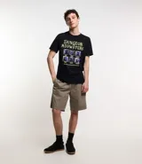 Bermuda masculina color beige, modelo baggy, hecha en sarga, con cintura elástica y cordón para ajuste.