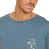 Remera de manga larga color azul con logo de Volcom estampado en el pecho.