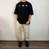 Pantalón tipo jogger de friza de algodón en color beige, con cintura elástica ajustable mediante cordón y puños elásticos en los tobillos. Presenta un calce holgado y cómodo.