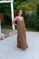 Vestido largo de viscosa con estampado animal print.