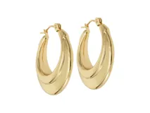 Aros tipo argolla de acero con baño de oro, de forma ovalada y diseño grueso. Cierre a presión.