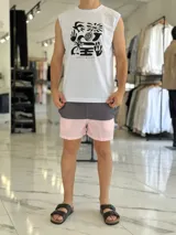 Musculosa color beige con estampado gráfico abstracto en tono marrón oscuro en el centro del pecho y la inscripción "SOUTHBEACH".
