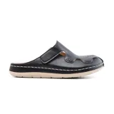 Zueco negro con plantilla anatómica y perforaciones decorativas.