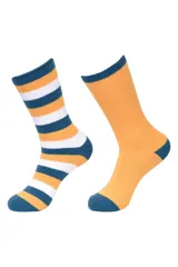 Pack de dos pares de medias de caña media, una con diseño de rayas horizontales en naranja, blanco y azul, y otra lisa en color naranja con puntera y talón en azul.