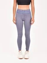 Calza deportiva color gris con detalles de líneas azules en la cintura y los laterales, y cordón ajustable en la cintura.