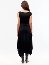 Vestido largo negro de manga corta con escote asimétrico y ruedo irregular. Cuenta con recortes delanteros y traseros.