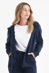 Campera deportiva de color azul marino con cierre frontal completo, capucha ajustable con cordones y bolsillos laterales. Presenta puños y ruedo acanalados.