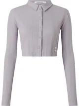 Cárdigan cropped Calvin Klein Jeans color lila de punto de algodón elástico con textura de canalé irregular, cuello en punta, manga larga, cierre de botones e insignia con el logo de Calvin Klein en el bajo.