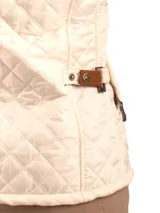 Chaleco capitoneado color rosa claro, con cuello alto, cierre frontal con botones a presión y logo bordado en el pecho.