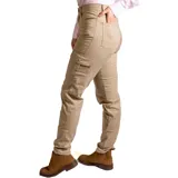 Pantalón cargo color beige, de corte recto, con bolsillos laterales y traseros.
