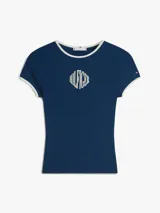 Remera tipo ringer azul marino con ribetes blancos en contraste en el cuello redondo y los puños de las mangas cortas. Presenta un corte ajustado slim y un bordado frontal con el nombre de la marca en el pecho.