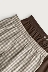Pack de dos calzoncillos tipo bóxer de popelina de algodón, con cintura elástica y bragueta con botones. Incluye un bóxer liso en color marrón y otro con estampado a cuadros en tonos beige y marrón.
