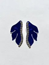 Aro dorado con forma de hoja y detalle de strass.