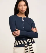 Cardigan corto azul petróleo de punto con textura acanalada, cuello redondo, manga larga y abotonado delantero.