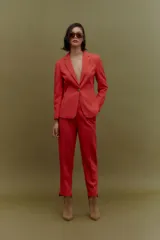 Pantalón de vestir rojo, de corte recto y tiro alto, con cierre frontal con doble botón.