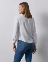 Blusa azul marino de gasa con escote en V y mangas largas con puño. Marca Sioni.