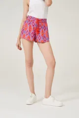 Short de rayon con estampado multicolor, cintura elastizada y cordón con borlas decorativas.