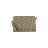 Clutch de mano Gucci con el monograma clásico de la marca en tonos marrón y beige, cierre superior con cremallera y correa de muñeca a juego.