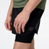 Short deportivo negro con calza interior, logo de New Balance reflectivo en el lateral y detalles en azul.
