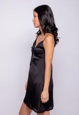 Vestido corto negro de satén con textura de rayas finas, escote con frunces y tirantes finos regulables.