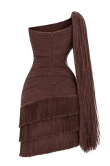 Vestido corto de punto en color marrón oscuro, con diseño de un solo hombro y manga larga con flecos largos. Presenta una abertura lateral en la cintura y falda con capas de flecos que aportan movimiento.