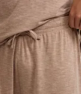 Pijama corto de hombre confeccionado en malla flameada de color gris con efecto mezcla, compuesto por una remera de manga corta con cuello redondo y un short con cintura elástica.