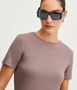 Blusa básica color mostaza, con escote redondo y manga corta.