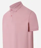 Remera polo de manga corta color verde militar, confeccionada en algodón peruano con cuello convencional y cierre de botones.
