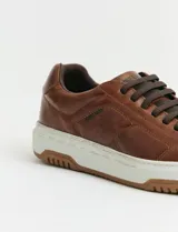 Championes urbanos Freeway modelo Soul 01, color marrón, confeccionados en cuero con cordones al tono y suela de goma blanca con base antideslizante.