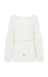 Sweater de punto color blanco con diseño geométrico calado. Presenta un amplio escote barco, mangas largas con volumen sutil y cintura ajustable mediante lazo frontal con terminaciones metálicas. Los puños y el bajo son acanalados.