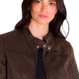 Chaqueta estilo moto de tela encerada color marrón, con cierre frontal metálico, cuello tipo mao con broche a presión y bolsillos con cierre en los laterales.