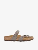 Sandalias Birkenstock modelo Mayari en color gris, confeccionadas con material sintético Birko-Flor de aspecto nubuc. Presentan un diseño de dos correas ajustables con hebillas metálicas y una tira para el dedo, sobre una plantilla anatómica de corcho y látex revestida en ante y suela de EVA.