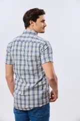 Camisa de manga corta con estampado de cuadros en tonos azules, rojos y blancos, cuello con botones y bolsillo ojal en el pecho con logo bordado.