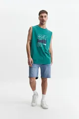 Musculosa verde con estampado frontal con la frase "Get Up" en letras azules y grises. Corte oversize y cuello redondo.