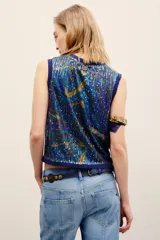 Chaleco sin mangas de viscosa y poliamida con apliques de lentejuelas brillantes, cuello en V y diseño con estampado animal print en tonos azules y dorados.