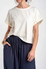 Remera color camel, de corte al cuerpo, manga corta con vuelta y cuello redondo.