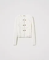 Chaqueta de hilo color crema con cuello redondo, mangas largas y cierre frontal con botones dorados. Diseño calado de crochet en la parte delantera y trasera.