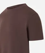 Remera de corte muscle fit, manga corta y cuello redondo, confeccionada en tejido de ribana con textura acanalada.