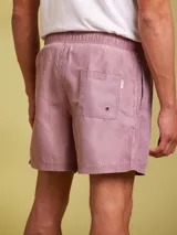 Short de baño azul con cintura elástica y cordón ajustable.