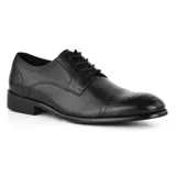 Zapato de vestir acordonado color marrón, con detalles de perforaciones en la puntera y laterales.