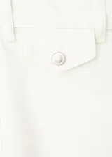Pantalón wide leg de tiro medio confeccionado en denim de algodón, de color blanco, con trabillas para cinto y bolsillos de solapa delanteros.